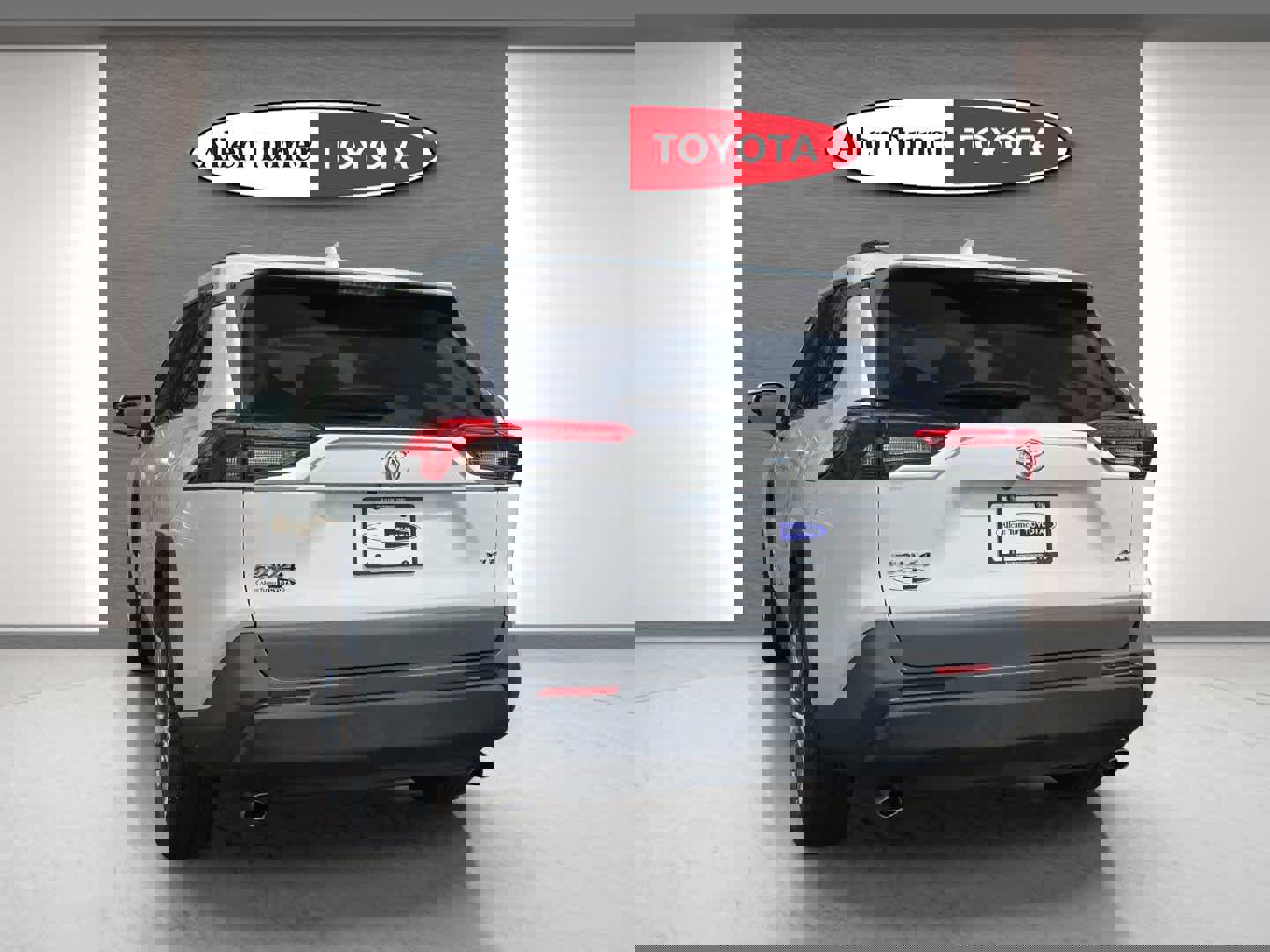 Used 2020 Toyota RAV4 XLE Premium image 9