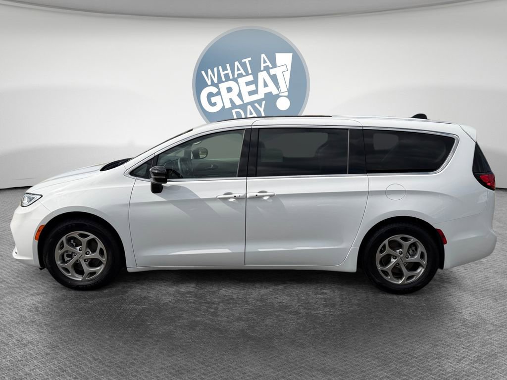 Used 2024 Chrysler Pacifica Limited FWD image 7