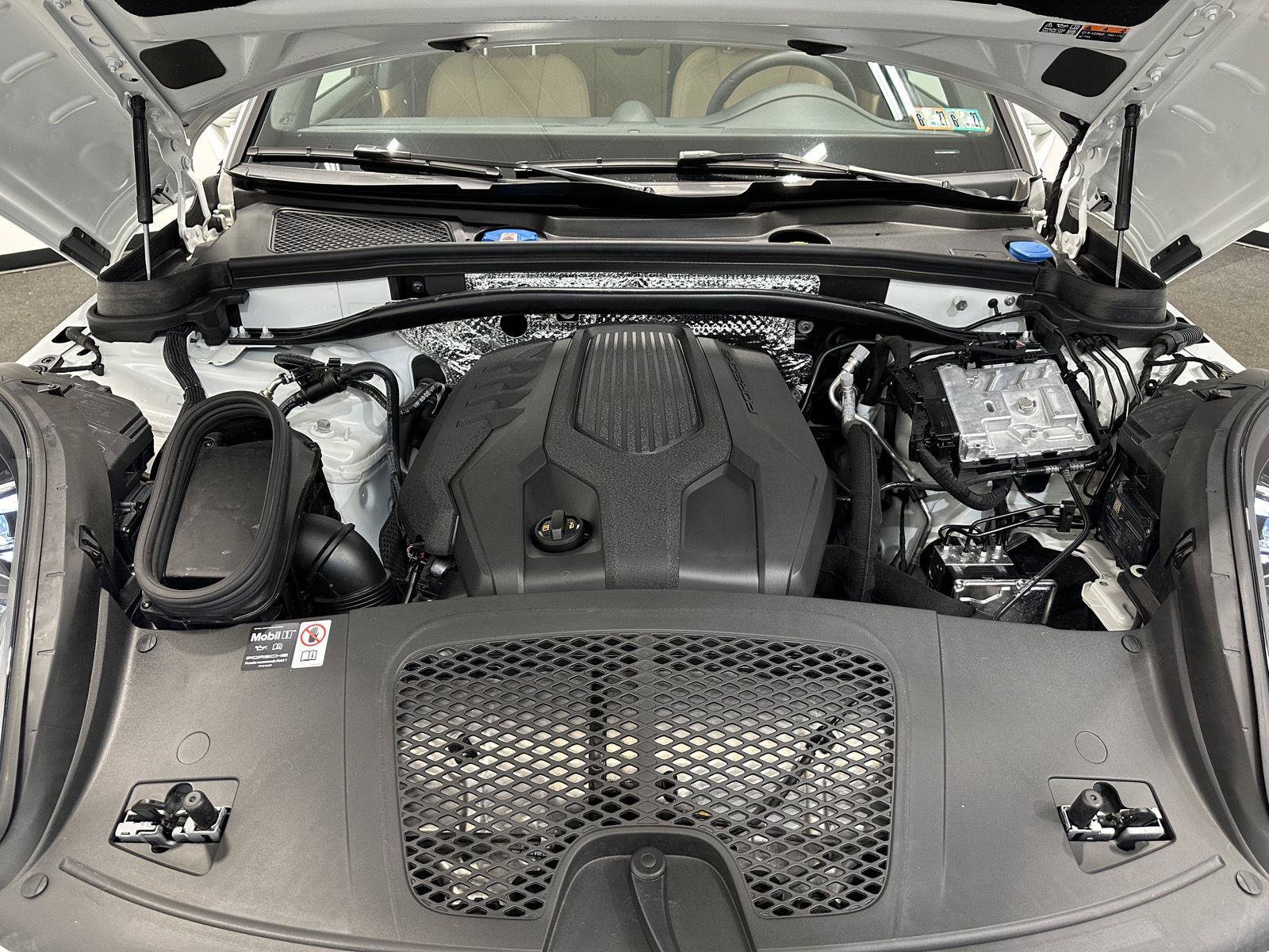 Certified 2025 Porsche Macan AWD/4WD image 45