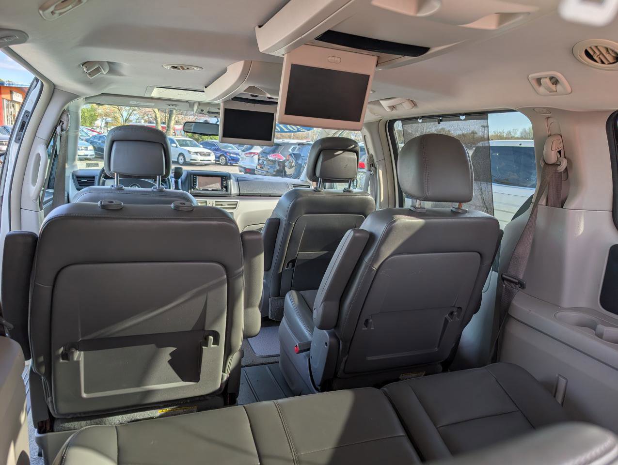 Used 2010 Volkswagen Routan SEL image 7