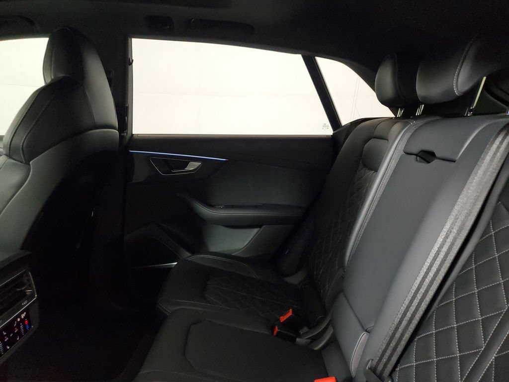 Used 2023 Audi SQ8 Premium Plus w/ SQ8 Luxury Package AWD/4WD image 11