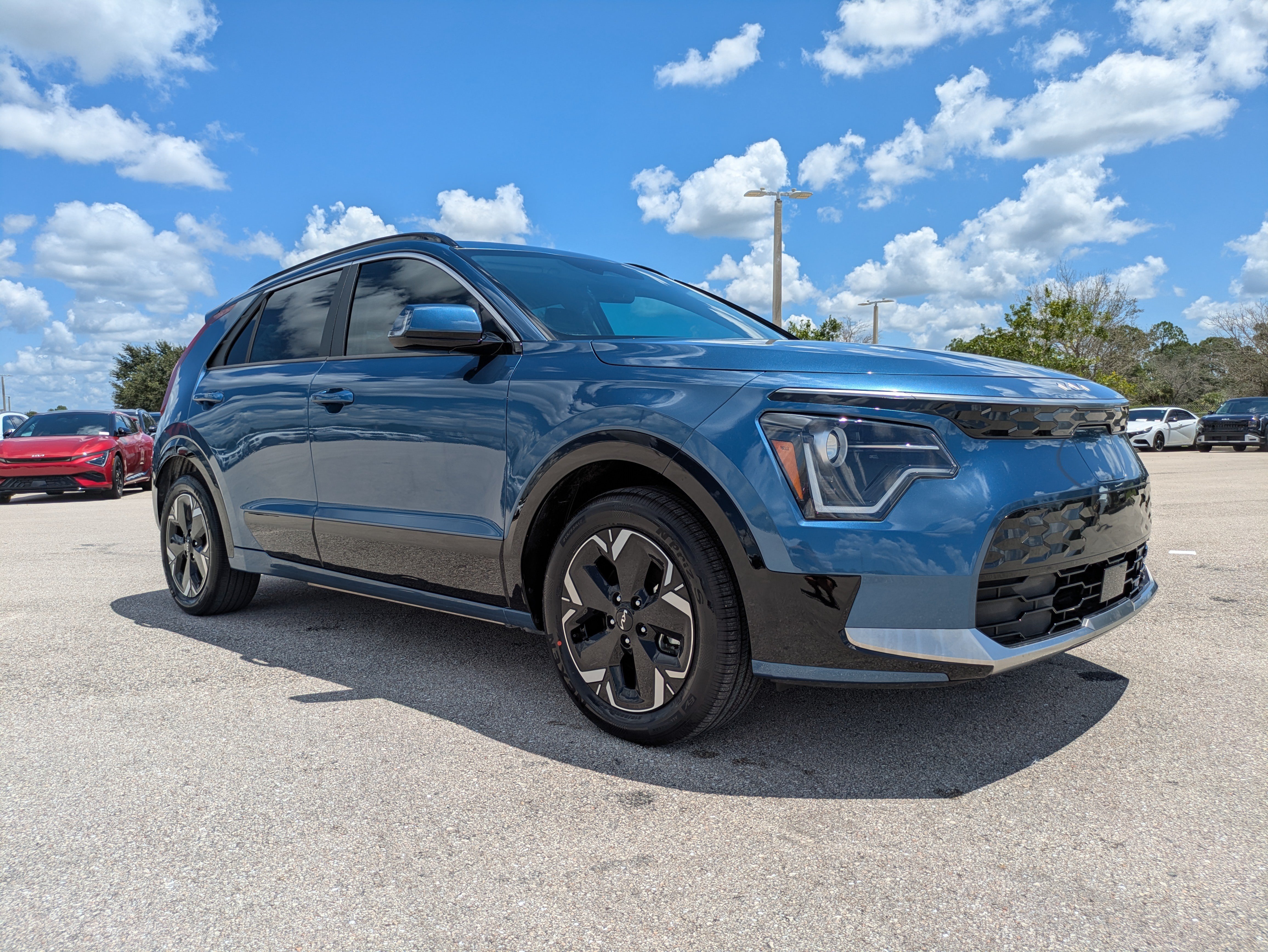 Certified 2024 Kia Niro Wind FWD image 2