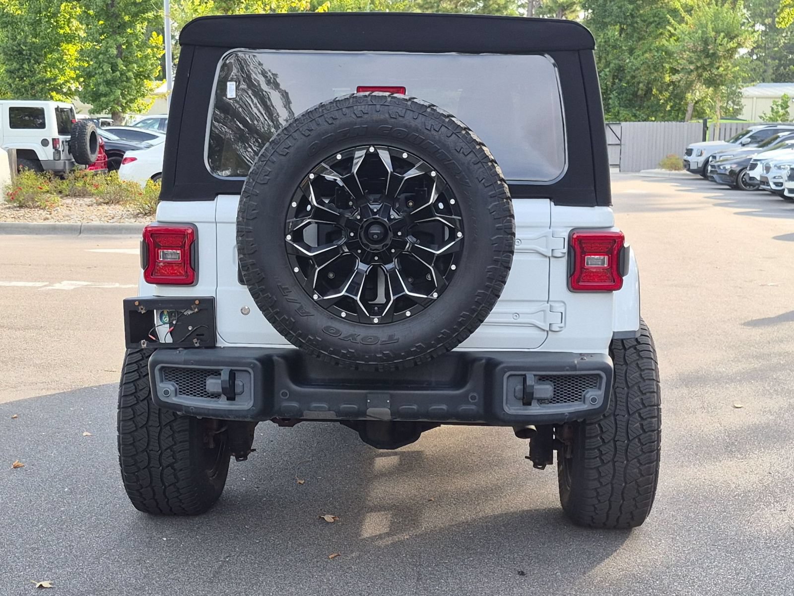 Used 2018 Jeep Wrangler Unlimited Sahara AWD/4WD image 4