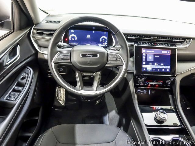 Used 2023 Jeep Grand Cherokee Laredo image 2