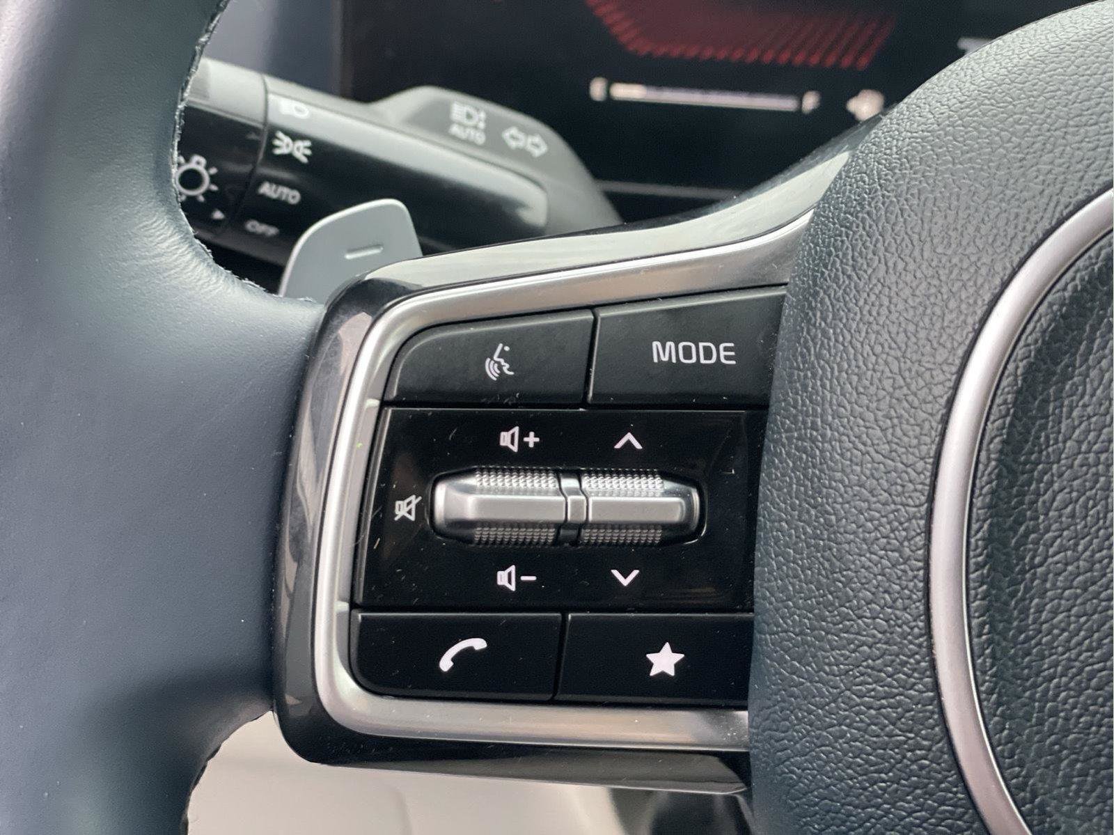 Used 2025 Kia Carnival EX FWD image 32