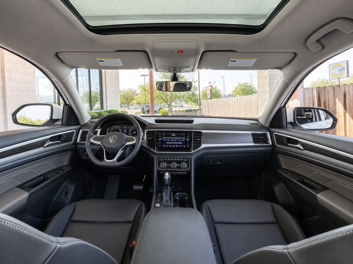 Used 2023 Volkswagen Atlas SE w/ Panoramic Sunroof Package FWD image 2
