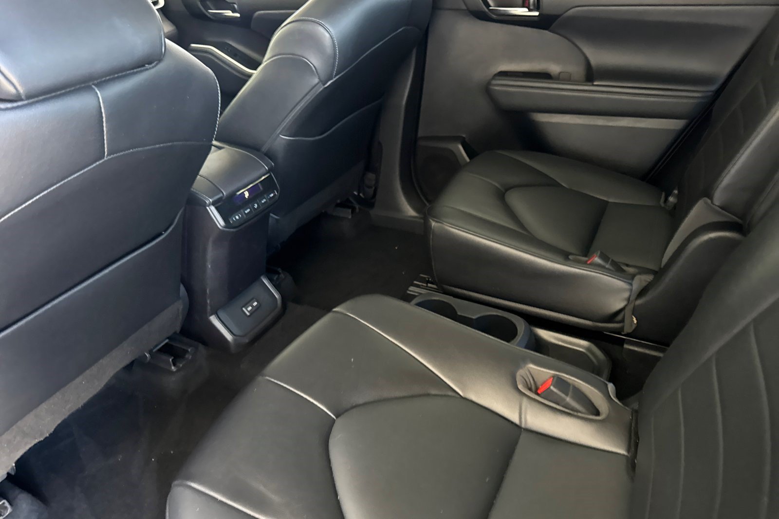 Used 2022 Toyota Highlander XLE AWD/4WD image 27