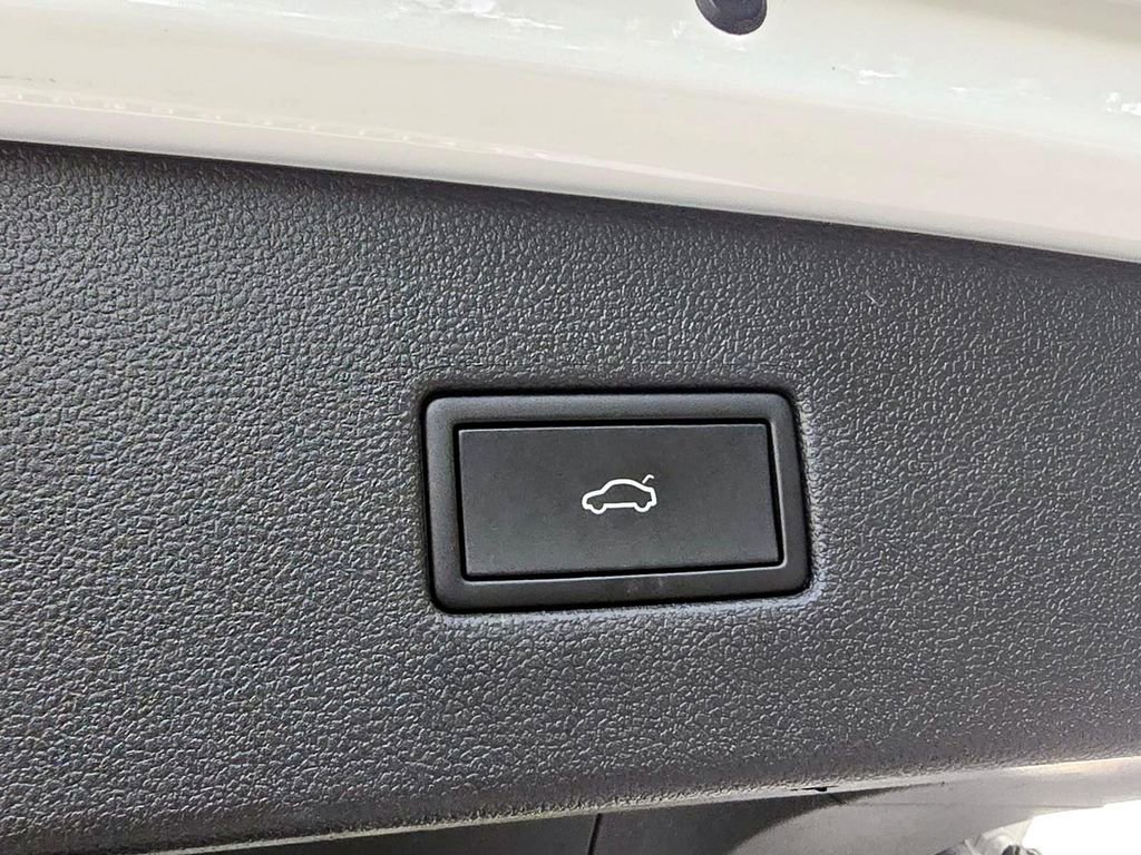 Used 2022 Volkswagen Tiguan SE AWD/4WD image 35