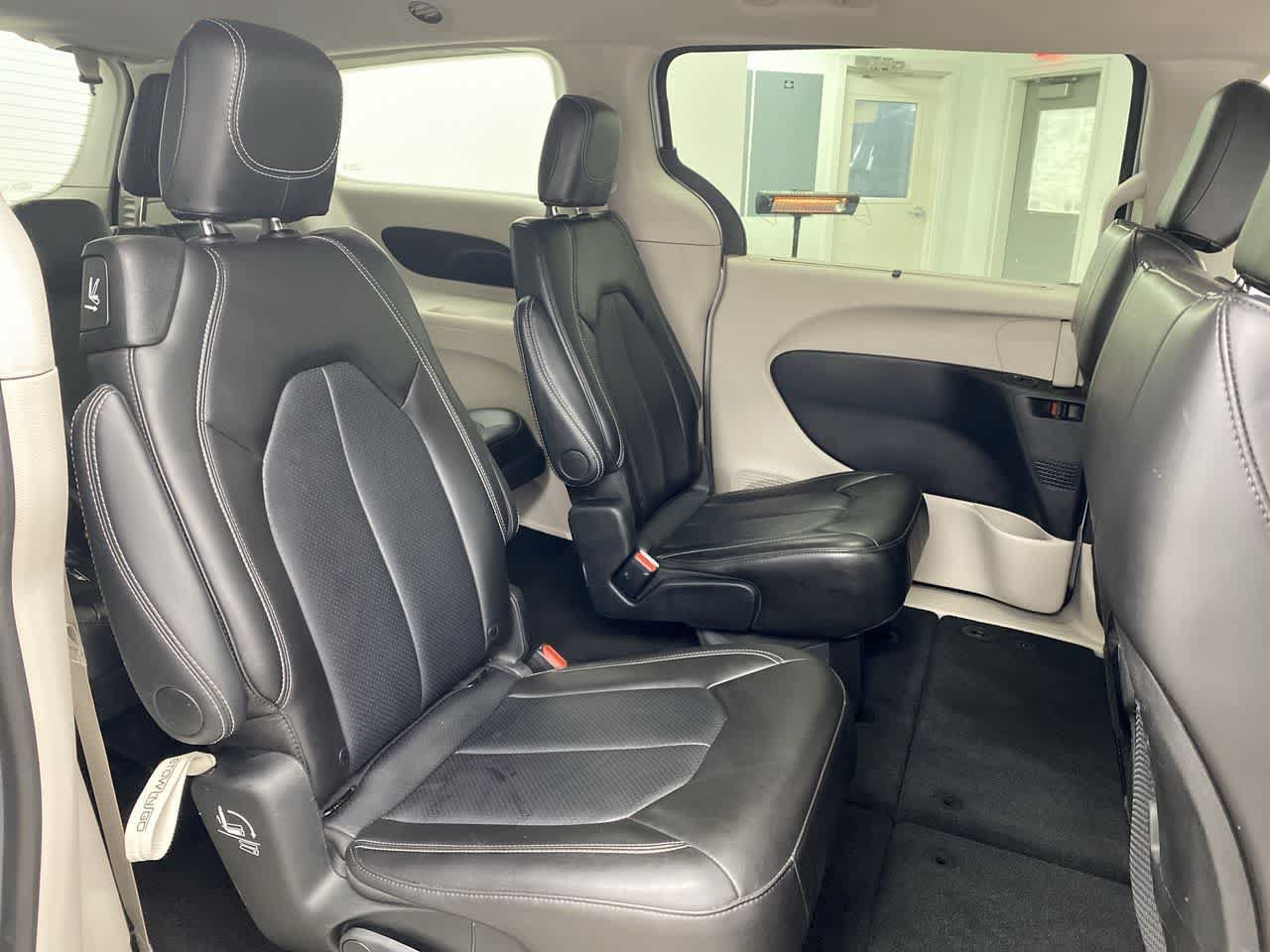 Used 2024 Chrysler Pacifica Touring-L FWD image 19
