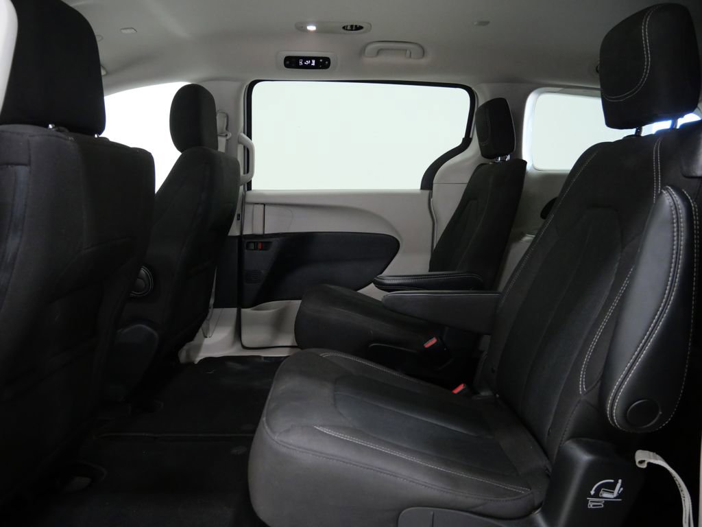 Used 2023 Chrysler Voyager LX image 23