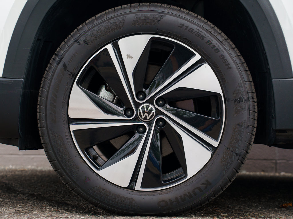 Certified 2025 Volkswagen Taos SE AWD/4WD image 12