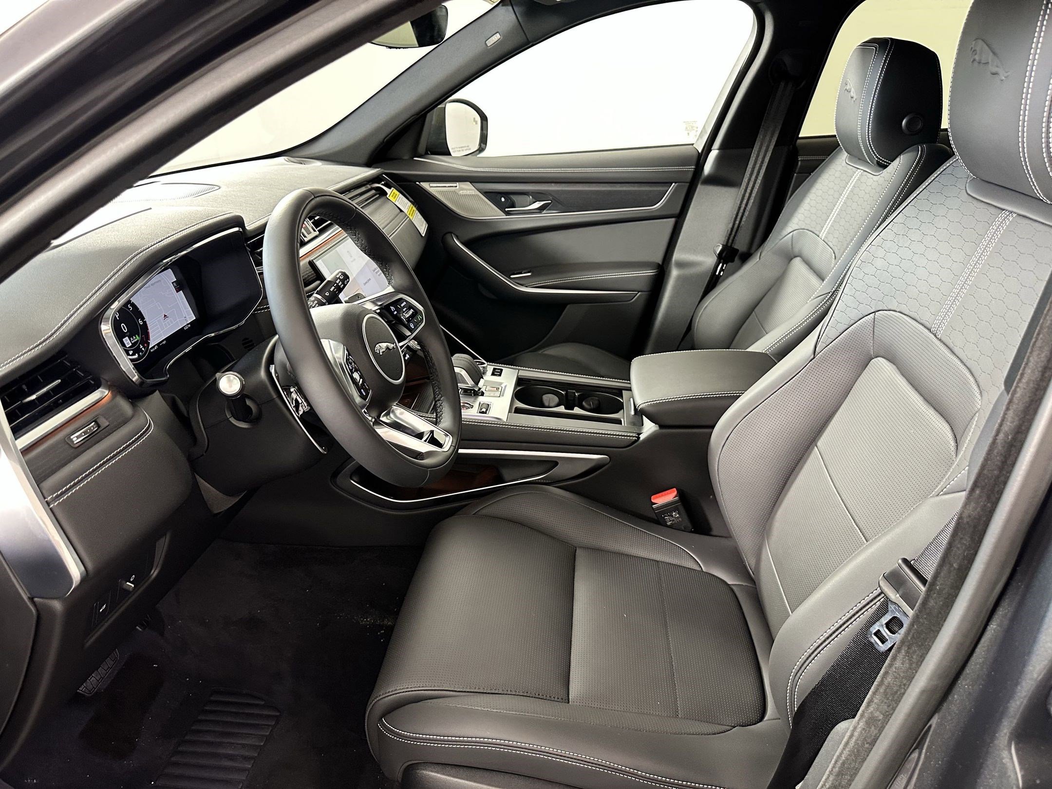 Used 2026 Jaguar F-PACE R-Dynamic S image 4