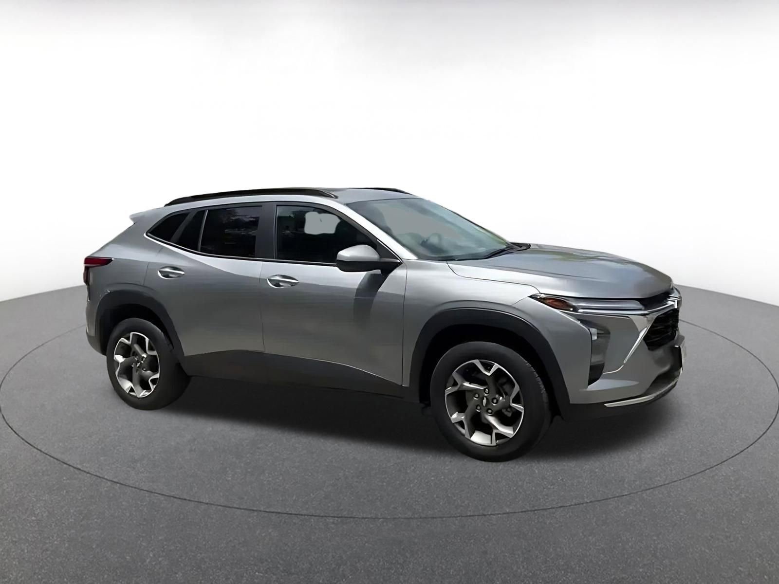 Used 2025 Chevrolet Trax LT w/ LT Convenience Package FWD image 2