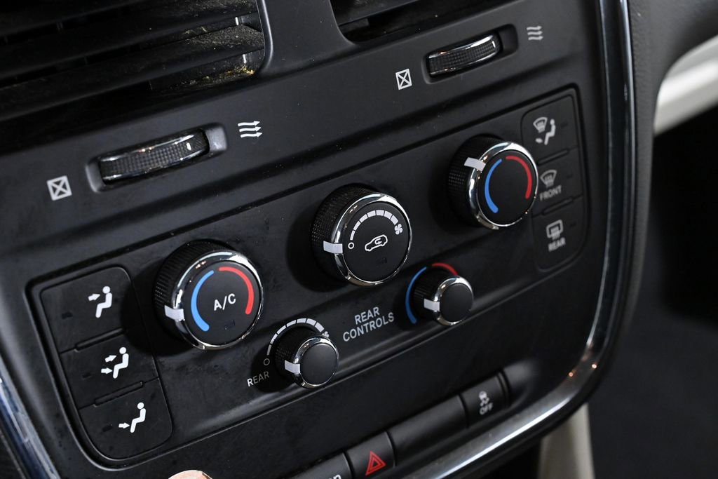 Used 2016 Dodge Grand Caravan SXT image 12