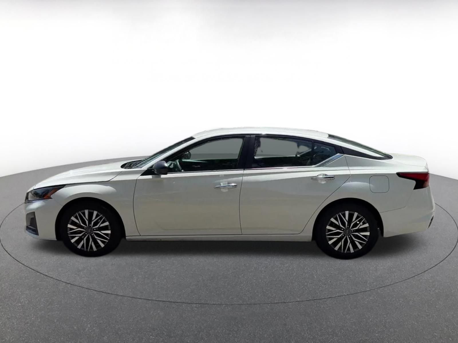 Used 2025 Nissan Altima 2.5 SV FWD image 7