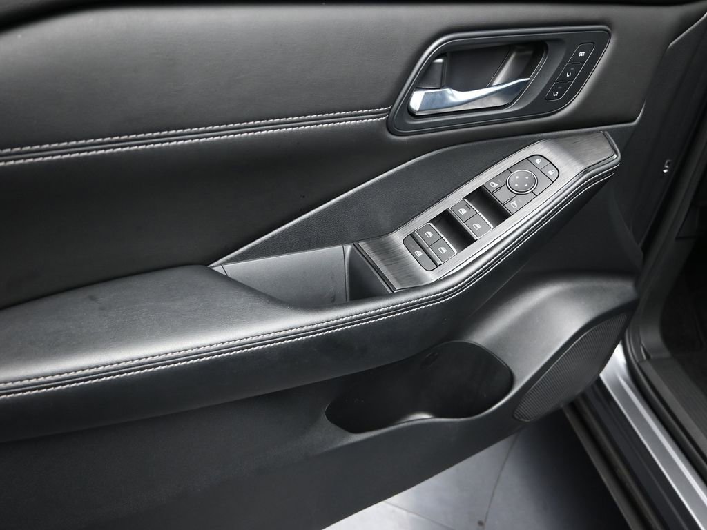 Used 2024 Nissan Rogue SL w/ SL Premium Package image 11