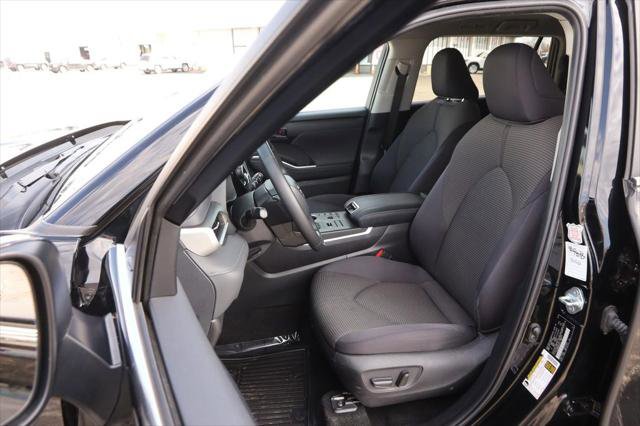 Certified 2024 Toyota Highlander LE AWD/4WD image 9