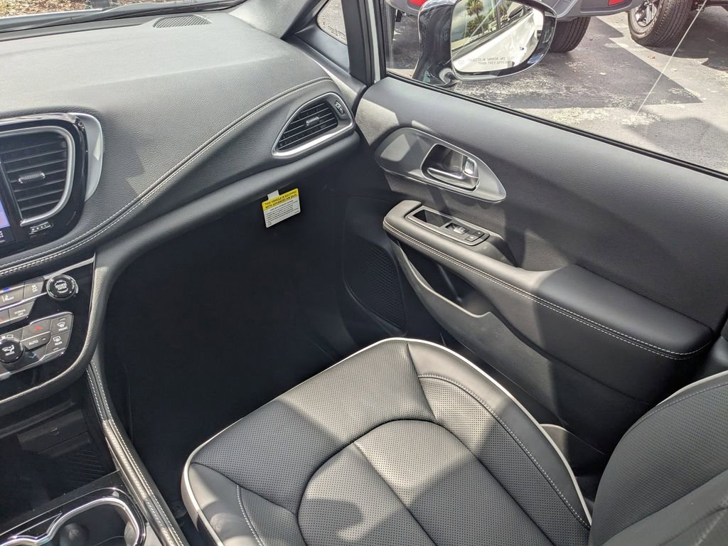 New 2026 Chrysler Pacifica Limited w/ S Appearance Package FWD image 17