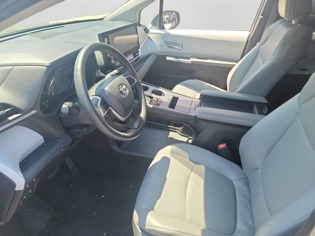 Used 2025 Toyota Sienna XLE FWD image 23