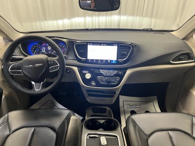 Used 2024 Chrysler Pacifica Touring-L image 5