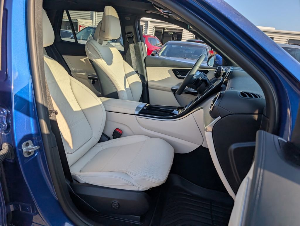 Used 2025 Mercedes-Benz GLC 300 image 20