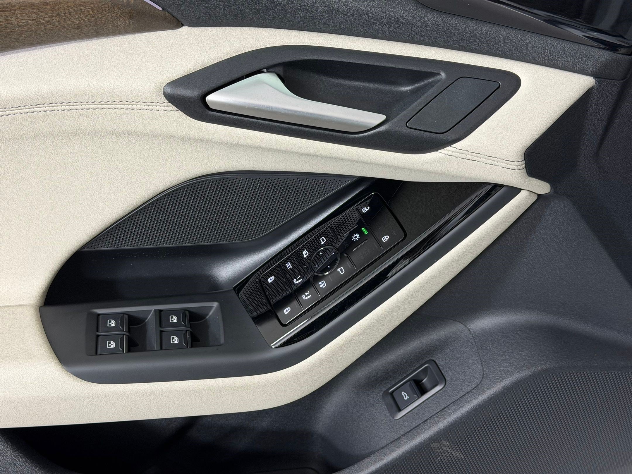 Used 2025 Audi A6 e-tron Premium w/ Convenience Package RWD image 13