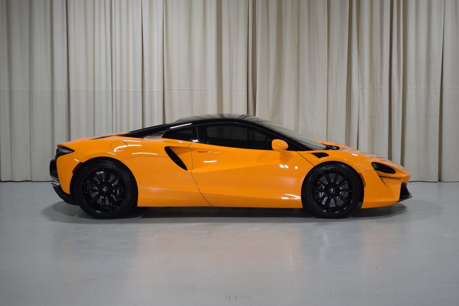 Used 2024 McLaren Artura image 13