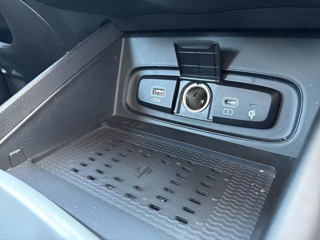 Used 2024 Hyundai Venue Limited image 34