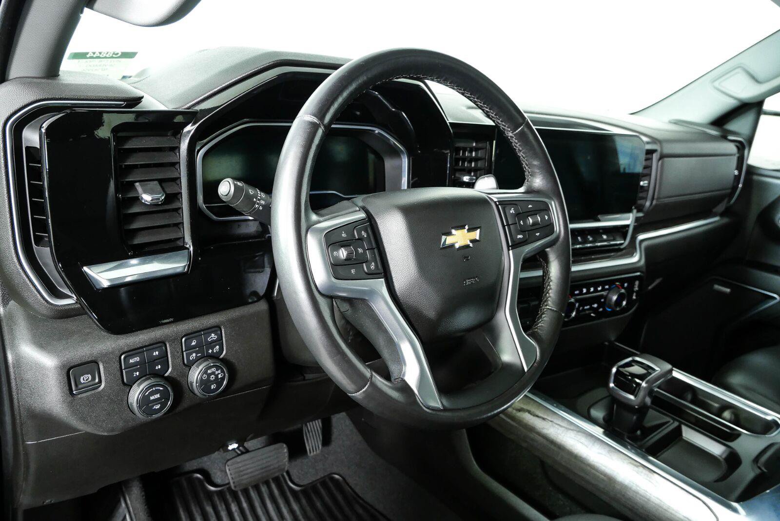 Used 2022 Chevrolet Silverado 1500 LTZ w/ LTZ Convenience Package II AWD/4WD image 4