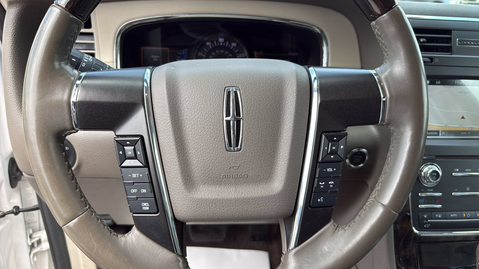 Used 2017 Lincoln Navigator Select RWD image 9
