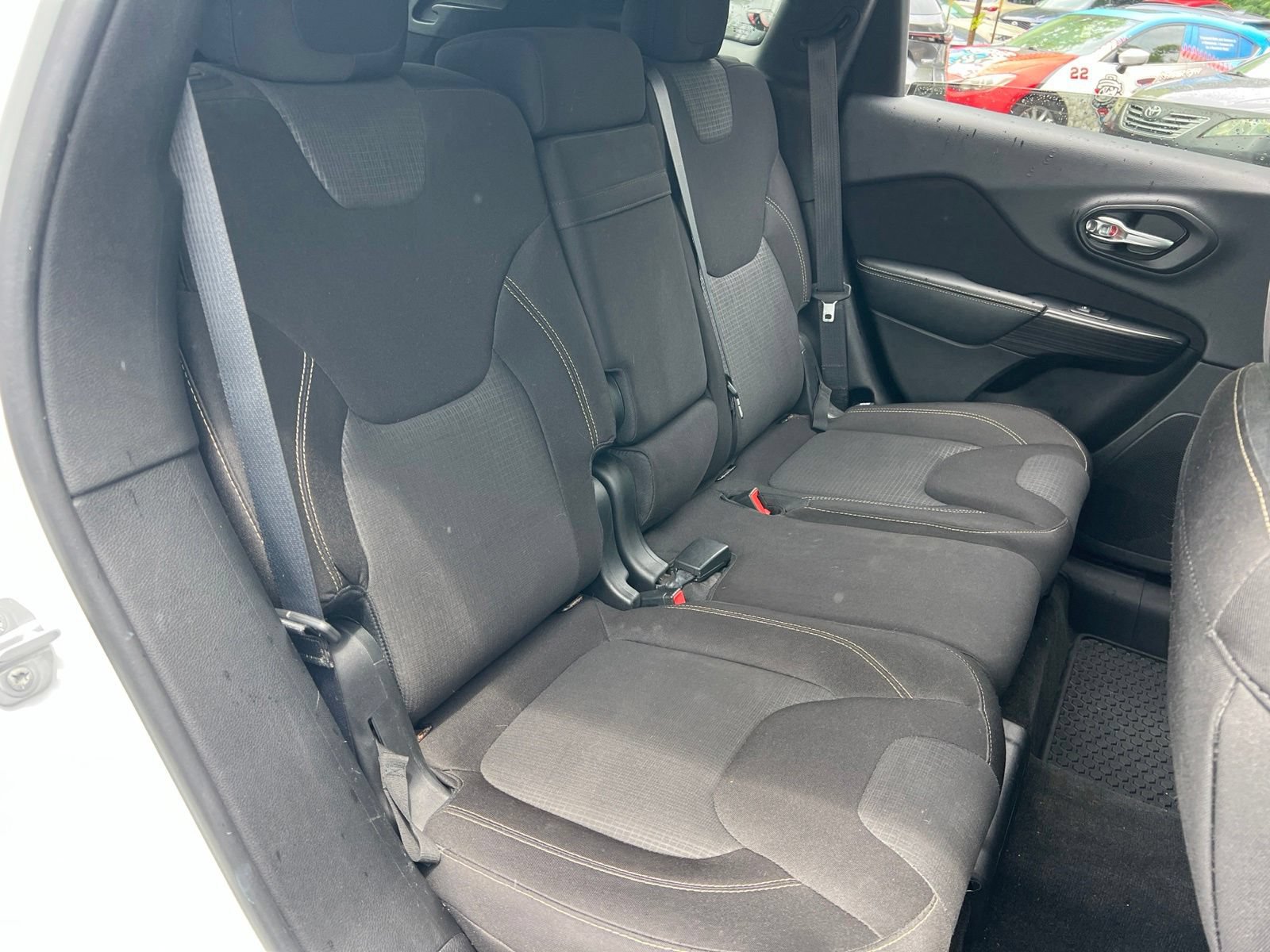 Used 2015 Jeep Cherokee Latitude w/ Cold Weather Group AWD/4WD image 30