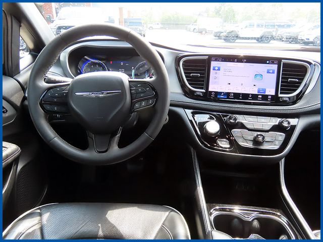 Used 2025 Chrysler Pacifica Limited FWD image 11