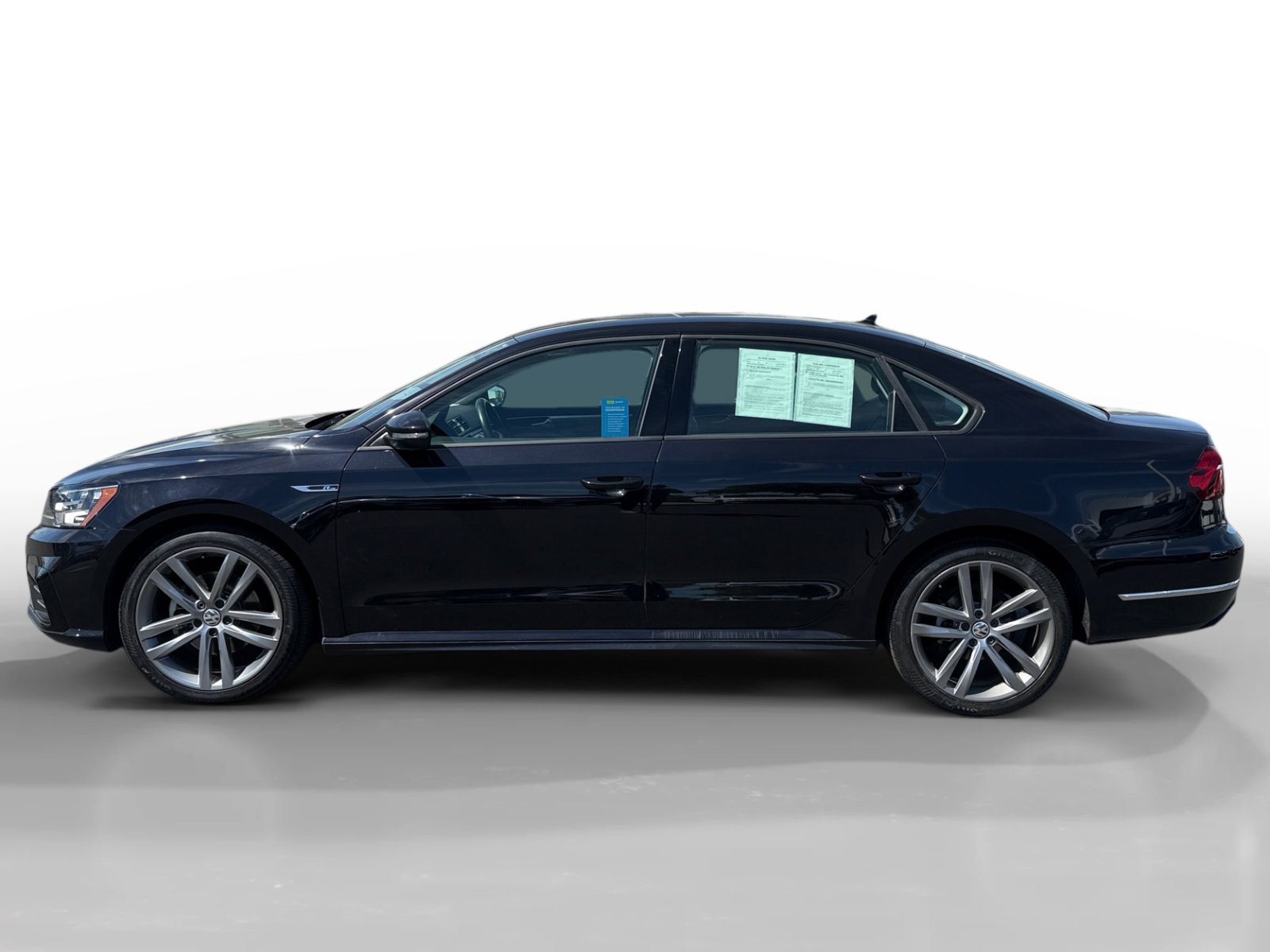 Used 2018 Volkswagen Passat 2.0T R-Line image 2