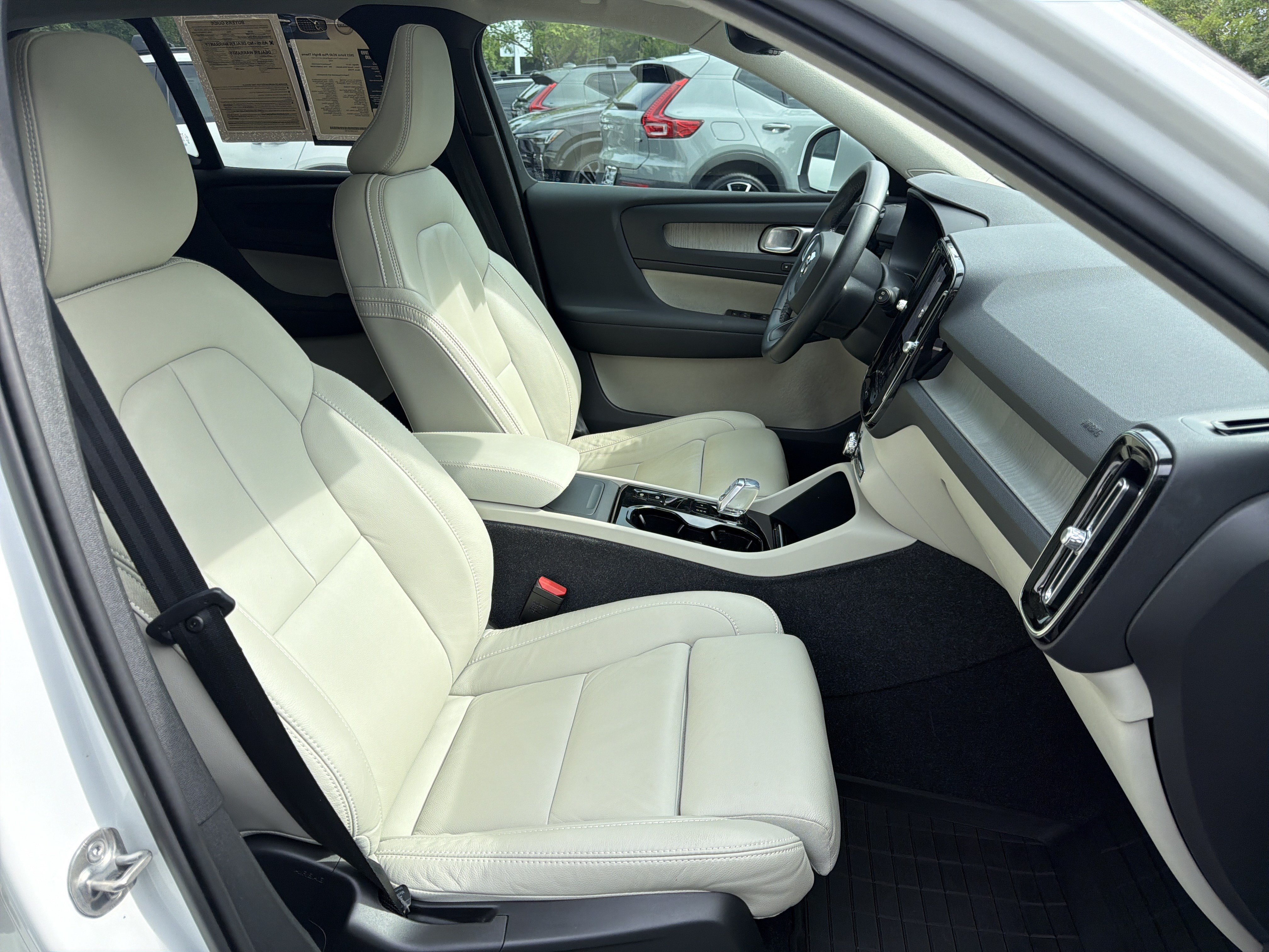 Certified 2023 Volvo XC40 B5 Plus w/ Protection Package Premier AWD/4WD image 35