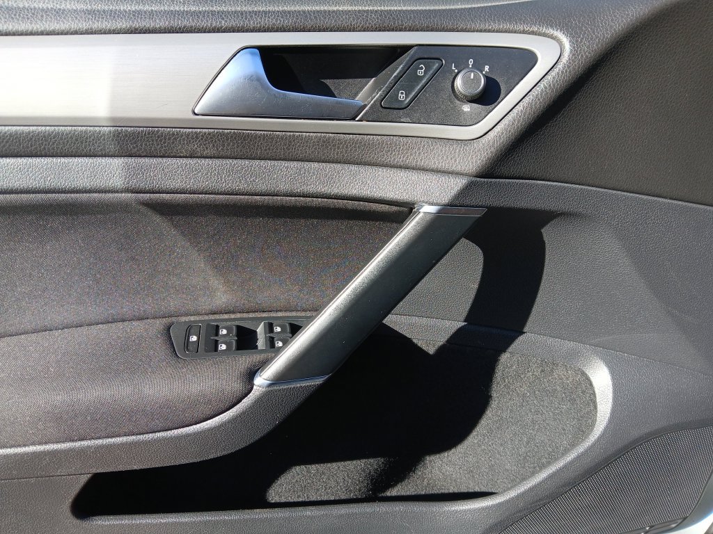 Used 2017 Volkswagen Golf SportWagen FWD image 23