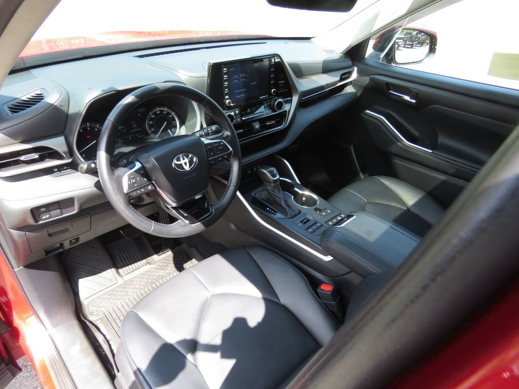 Used 2020 Toyota Highlander XLE AWD/4WD image 11