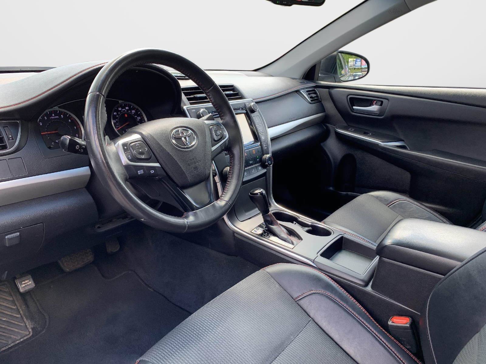 Used 2017 Toyota Camry SE w/ Moonroof Package FWD image 27