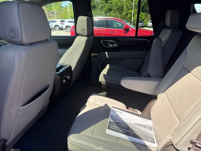 Certified 2023 GMC Yukon SLT w/ SLT Premium Package AWD/4WD image 5