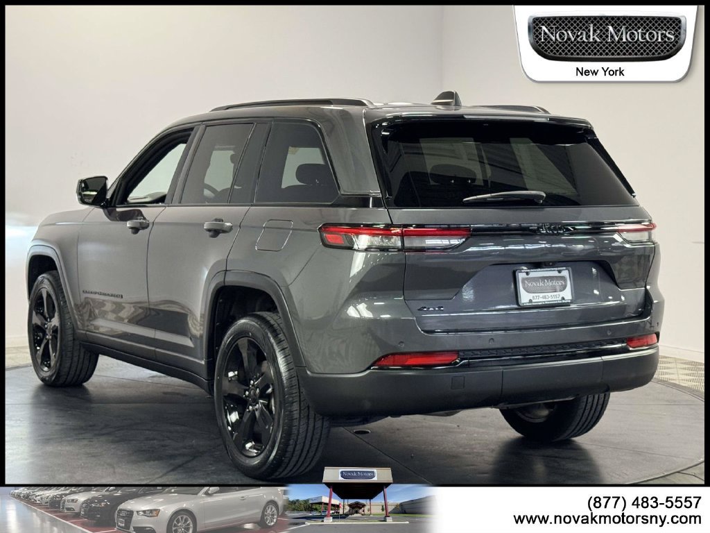 Used 2023 Jeep Grand Cherokee Altitude AWD/4WD image 7