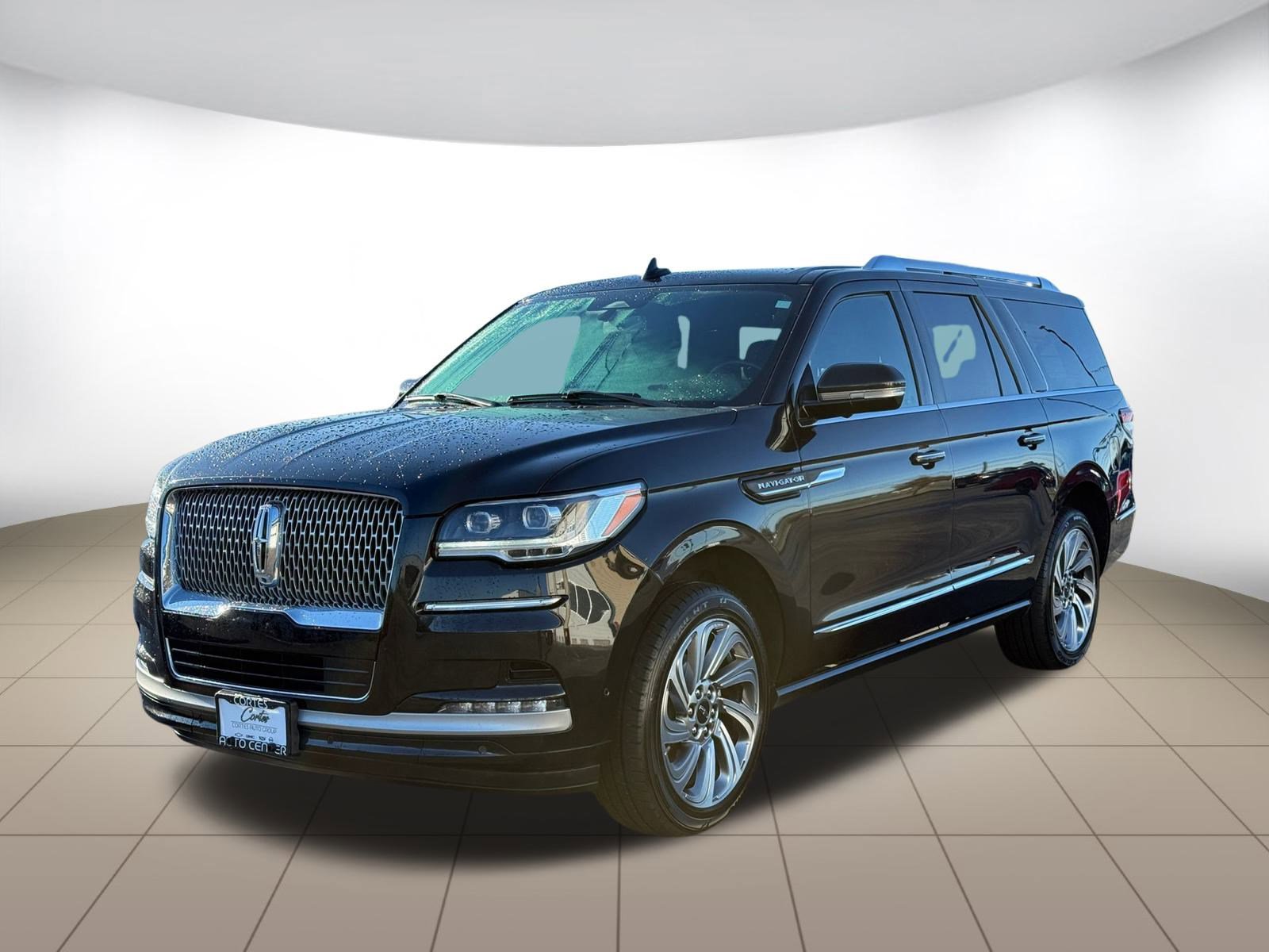 Used 2024 Lincoln Navigator L 4WD image 3