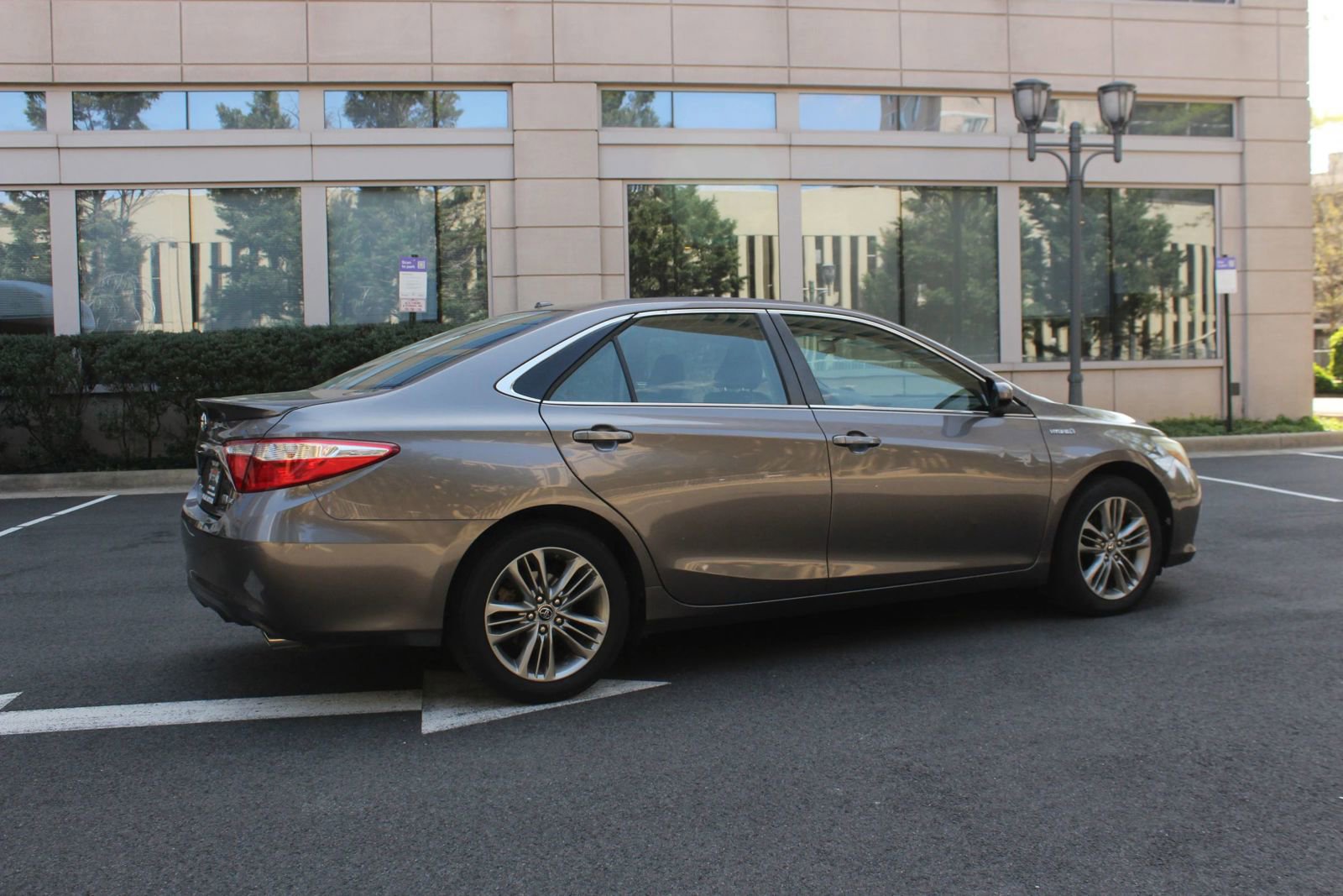 Used 2015 Toyota Camry SE w/ Moonroof Package FWD image 7