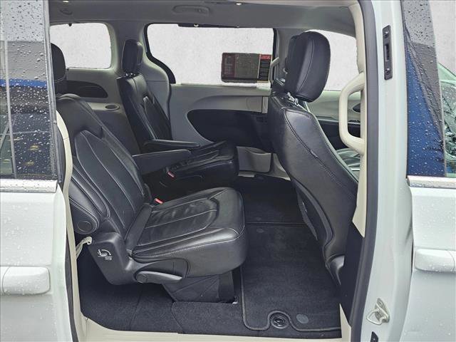Used 2022 Chrysler Pacifica Touring-L image 11