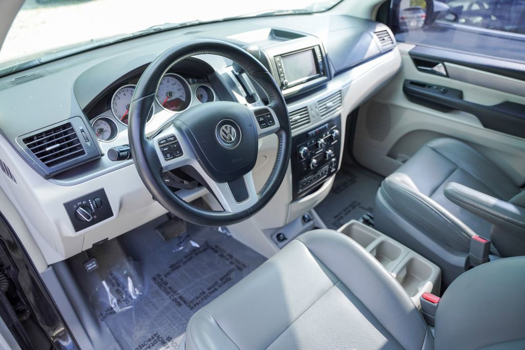 Used 2013 Volkswagen Routan SE FWD image 5