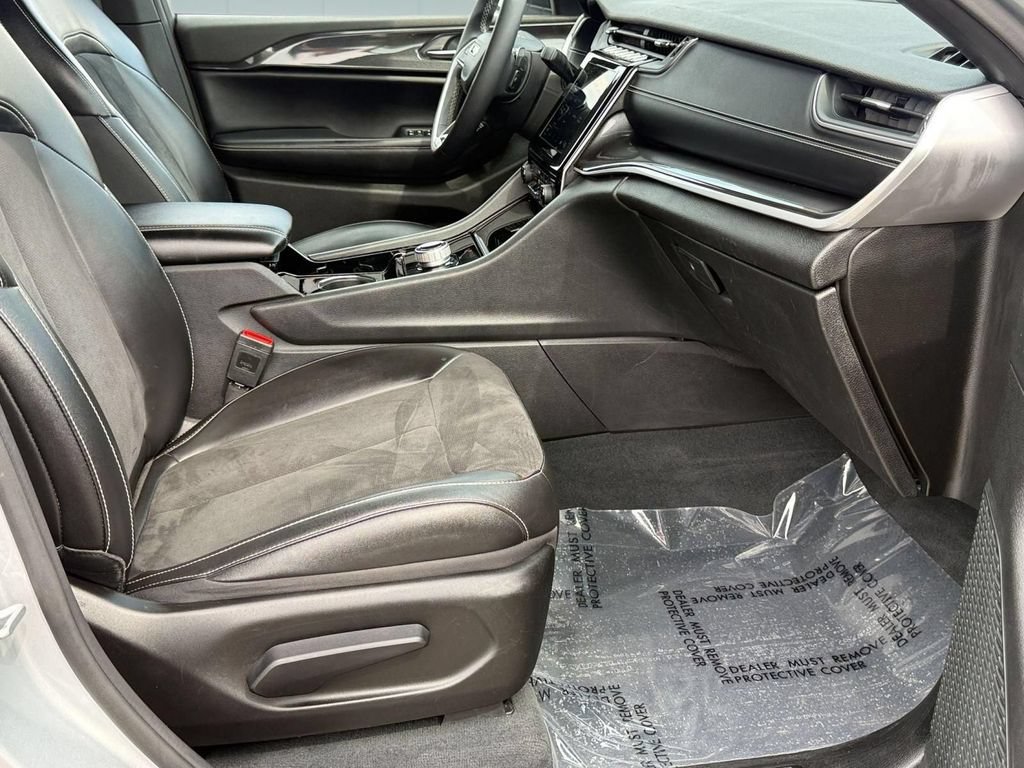 Used 2023 Jeep Grand Cherokee Altitude AWD/4WD image 31