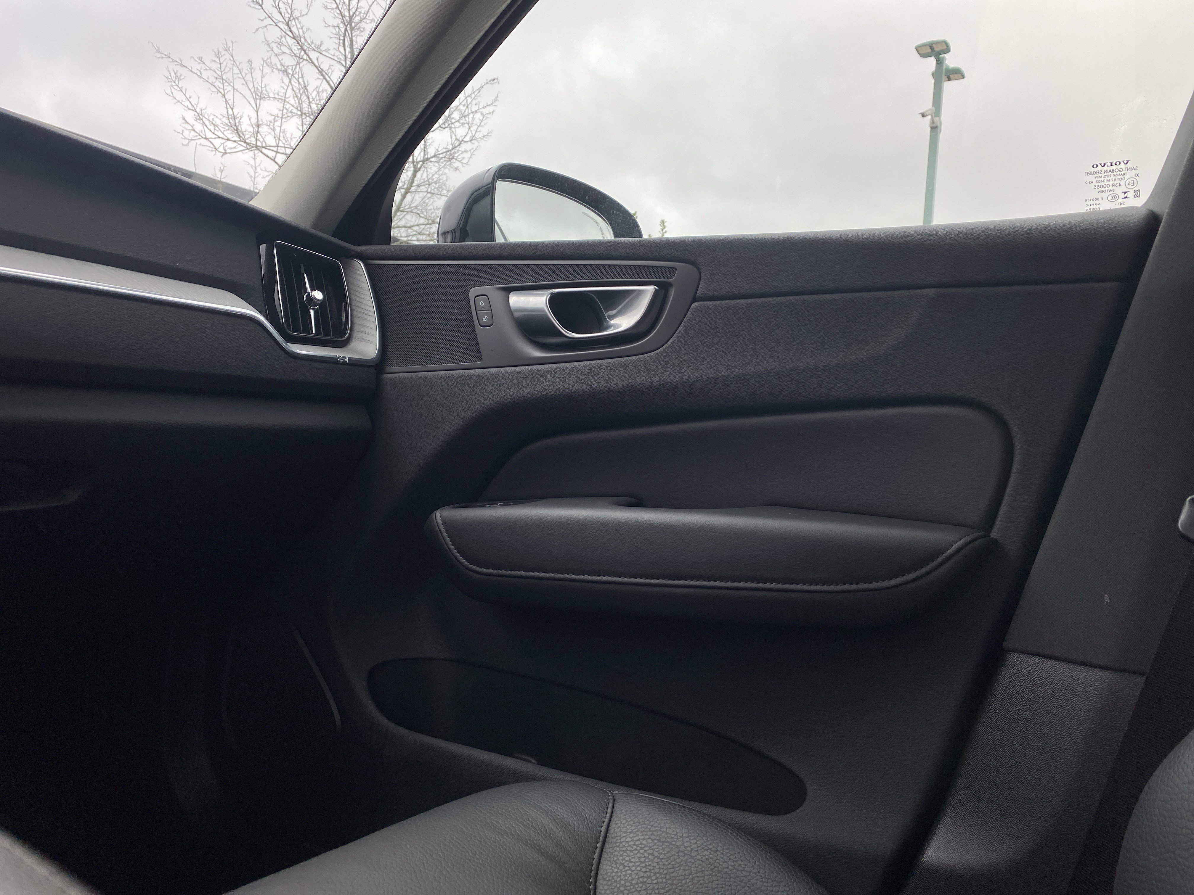 Used 2025 Volvo XC60 B5 Plus image 19