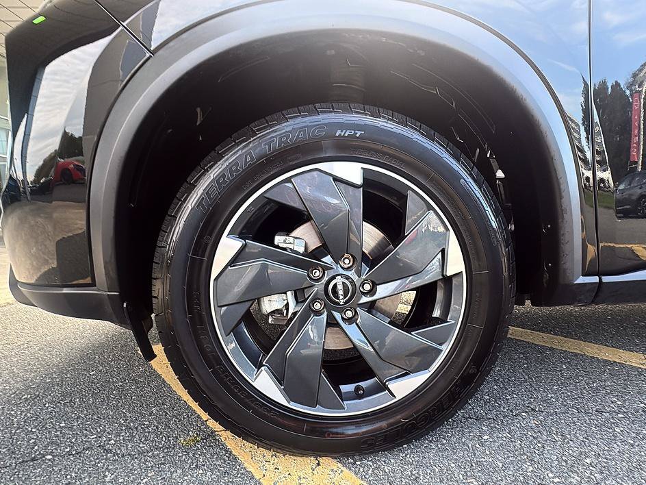 Certified 2025 Nissan Rogue SV AWD/4WD image 9