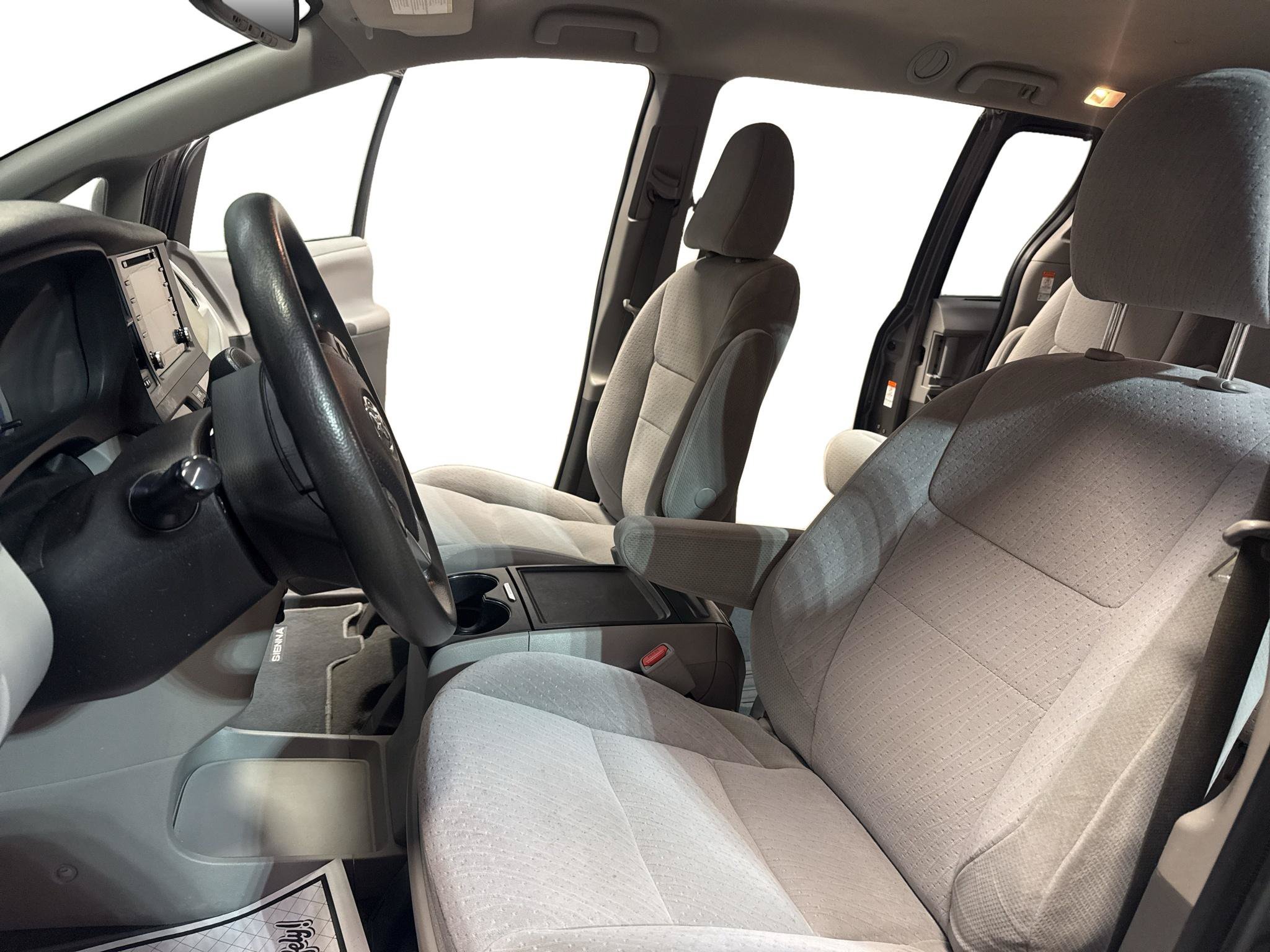 Used 2020 Toyota Sienna LE FWD image 16