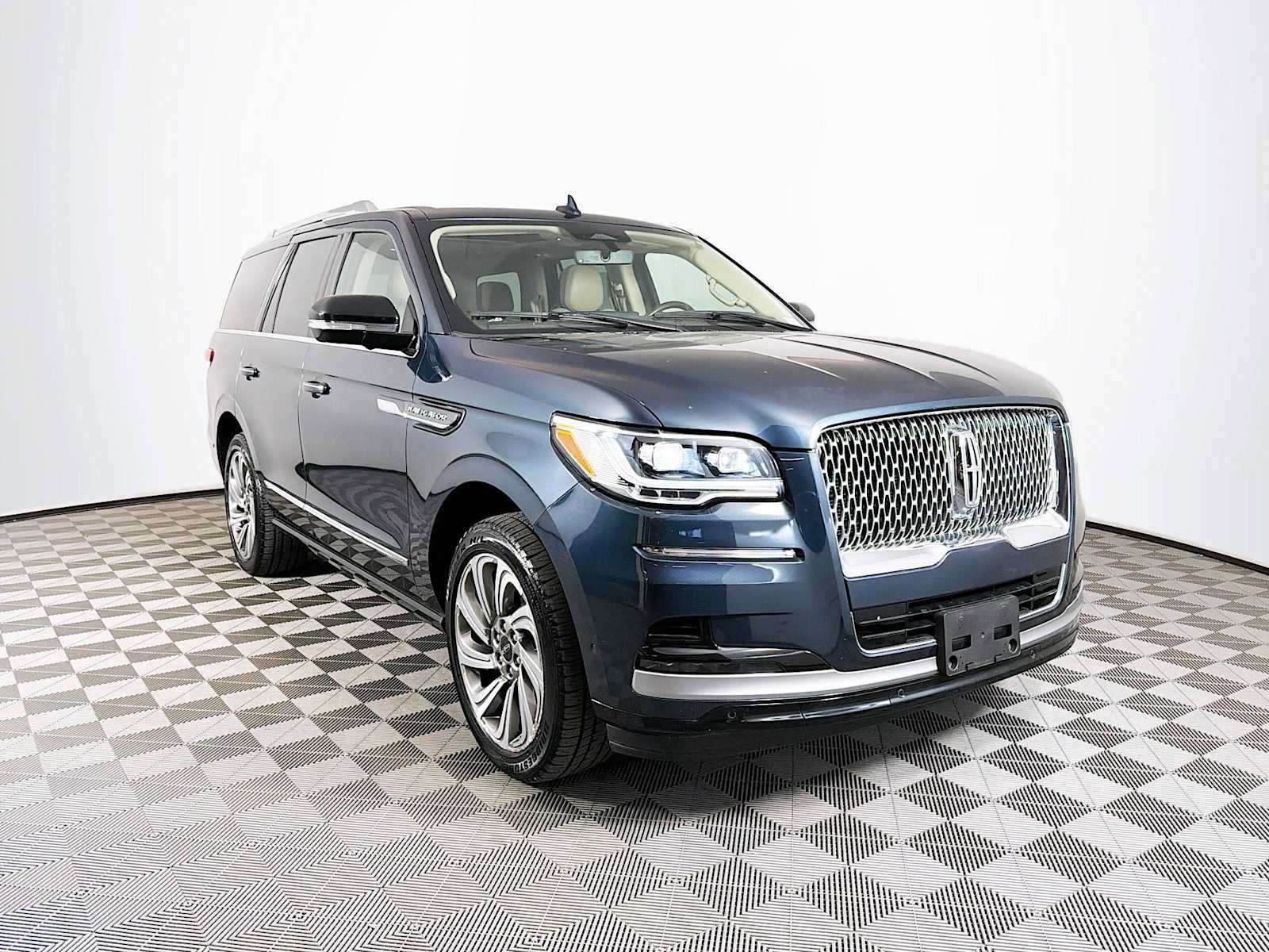 Used 2022 Lincoln Navigator Reserve AWD/4WD image 3