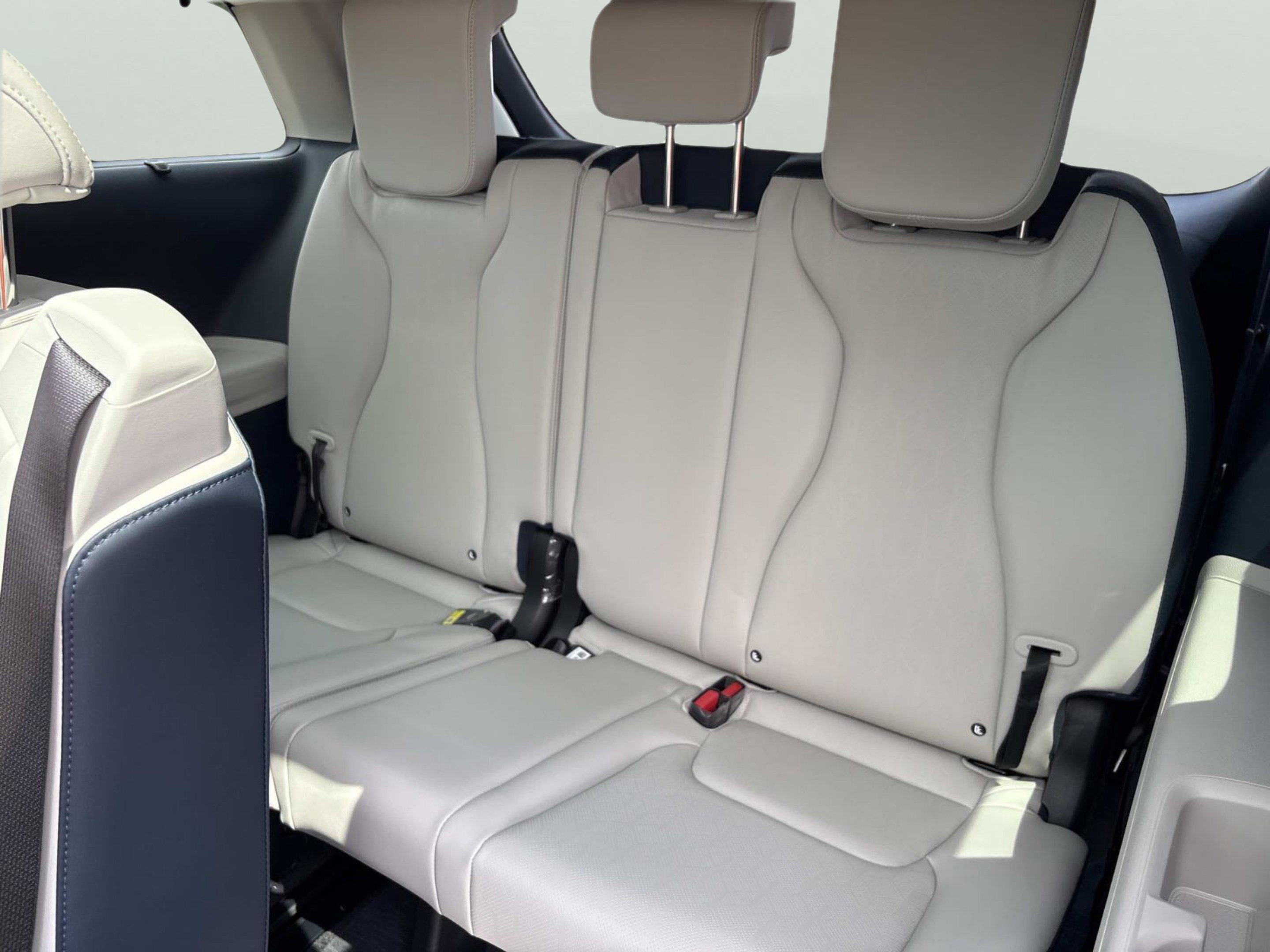 New 2027 Kia Carnival SX w/ Dark Edition Package FWD image 19