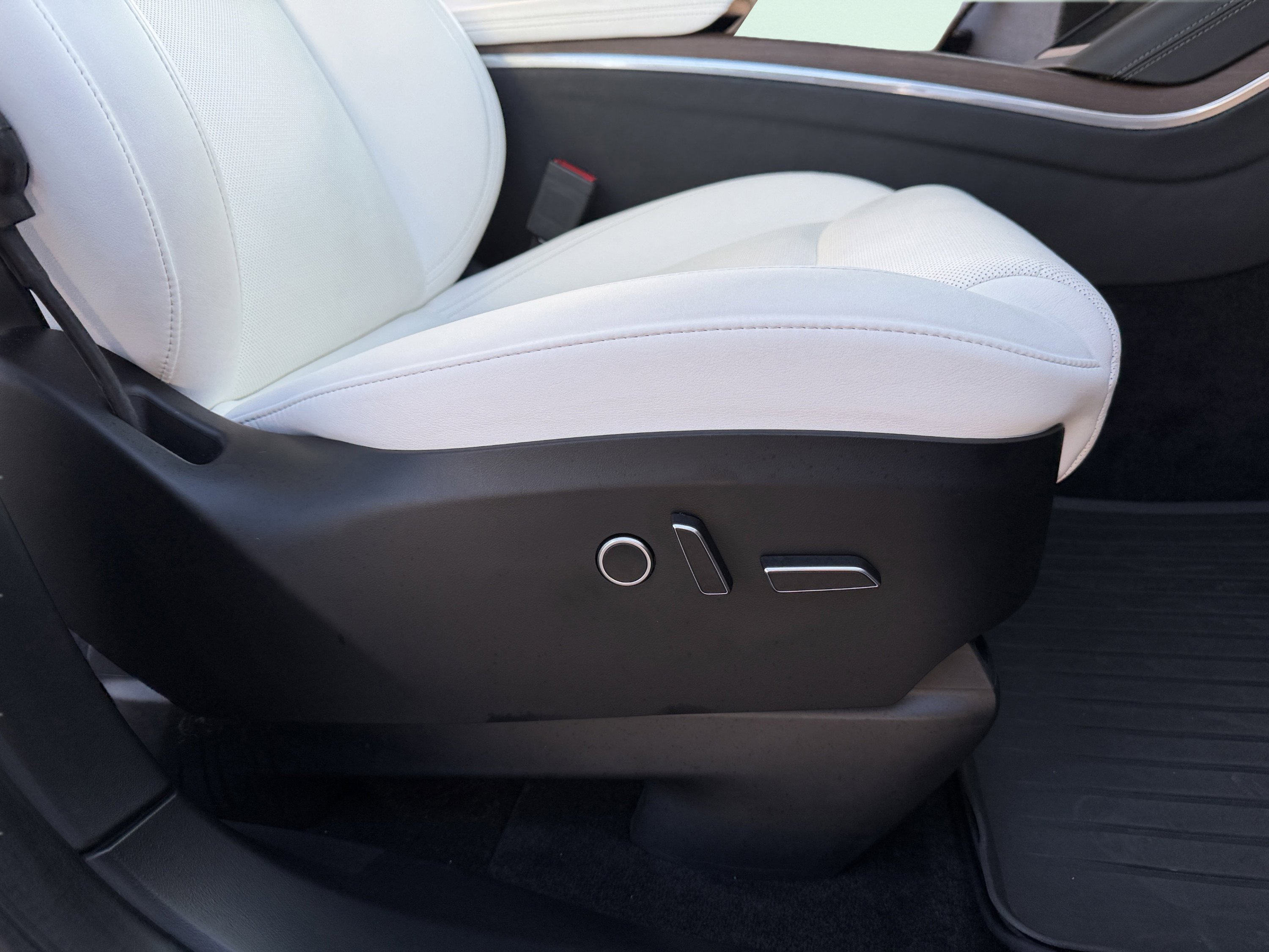 Used 2022 Tesla Model X image 61